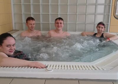 Zdjęcie przedstawiające młodzież na basenie