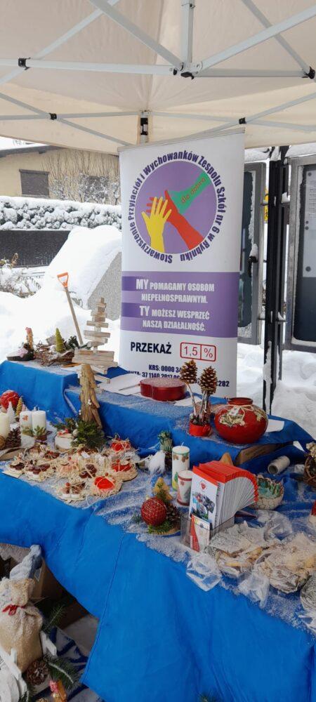 Zdjęcie przedstawiające młodzież na basenie