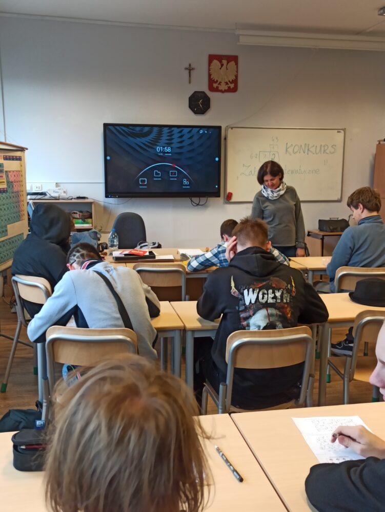 Zdjęcie przedstawiające młodzież na basenie