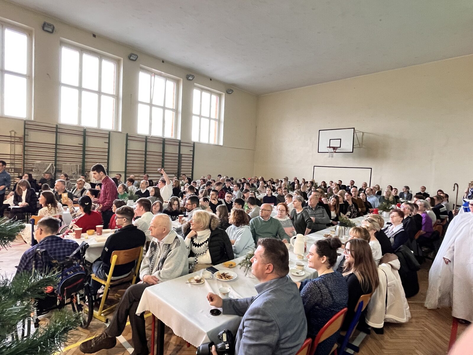Zdjęcie przedstawiające młodzież na basenie