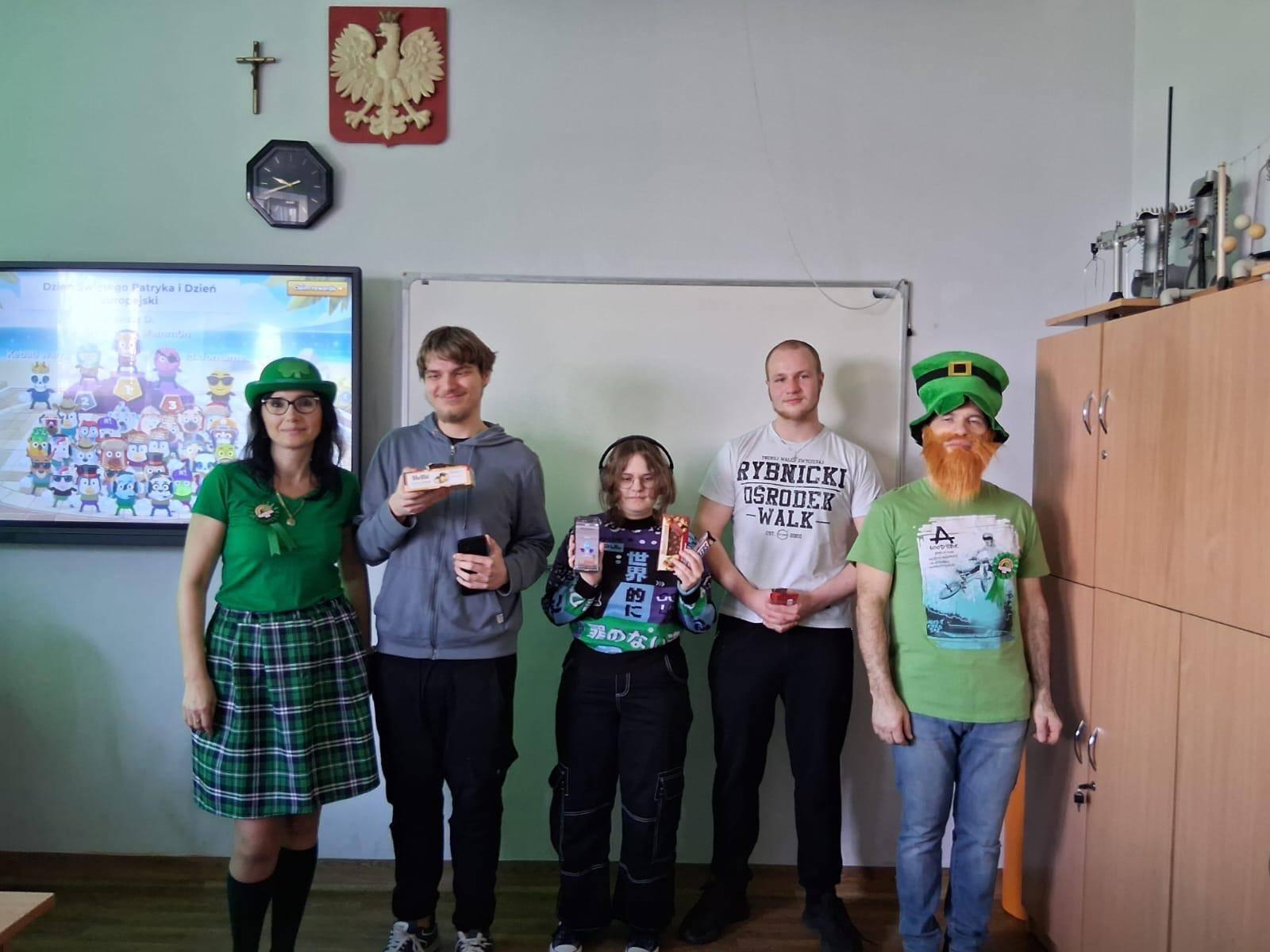 Zdjęcie przedstawiające młodzież na basenie