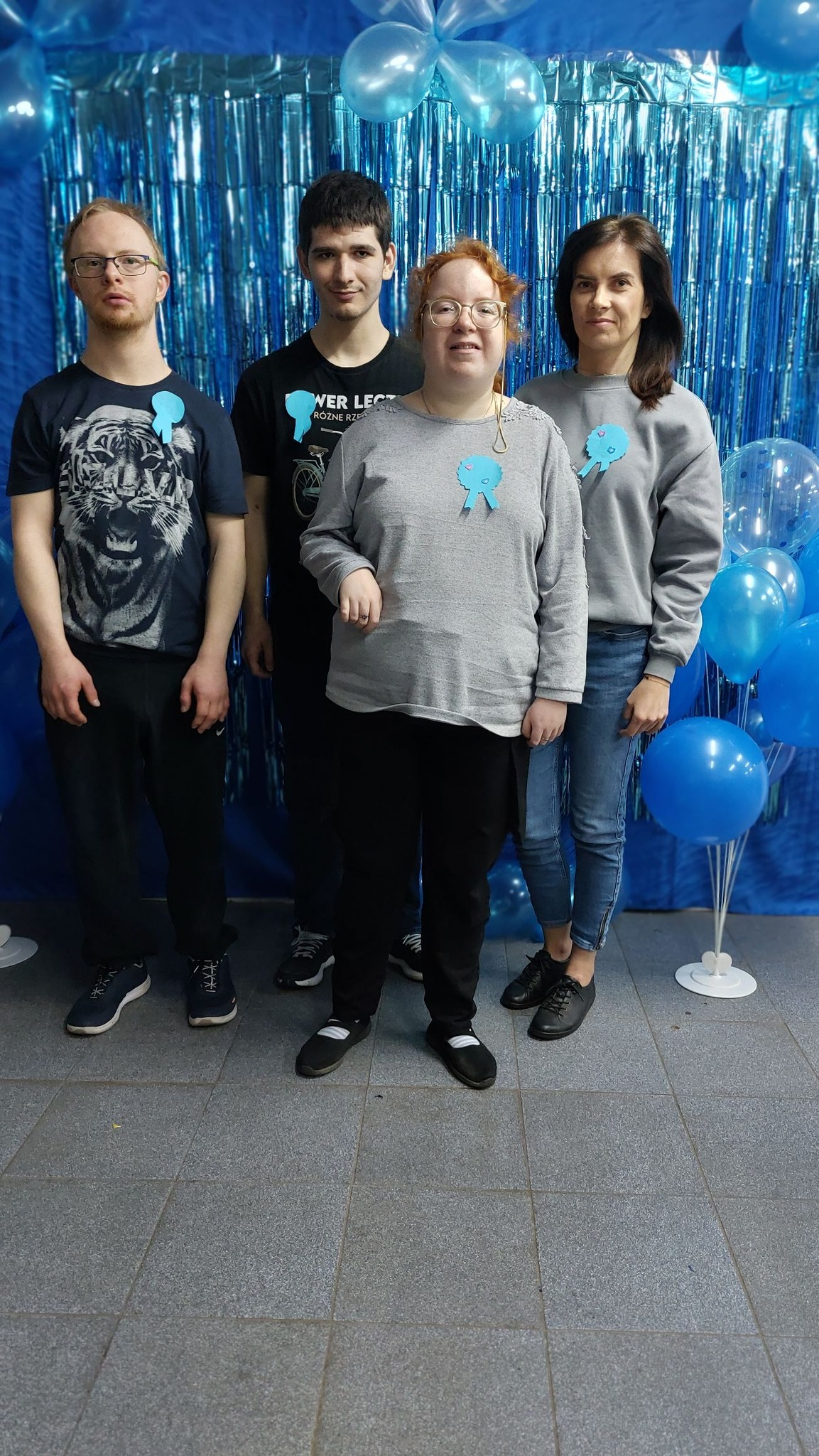 Zdjęcie przedstawiające młodzież na basenie