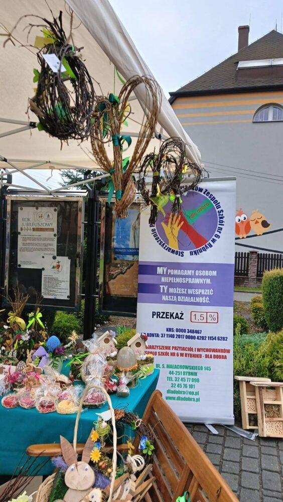 Zdjęcie przedstawiające młodzież na basenie